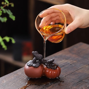 Ornament ceramic pentru ceai – Tea Pet, în formă de persimon, cu capac