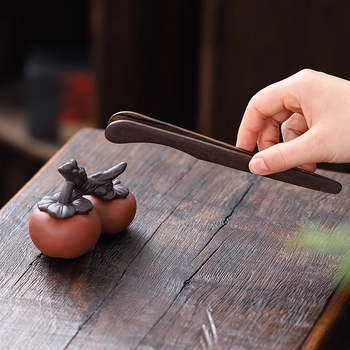 Ornament ceramic pentru ceai – Tea Pet, în formă de persimon, cu capac