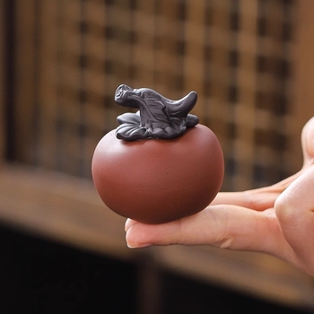 Ornament ceramic pentru ceai – Tea Pet, în formă de persimon, cu capac