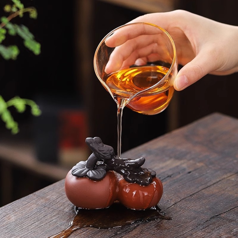 Ornament ceramic pentru ceai – Tea Pet, în formă de persimon, cu capac