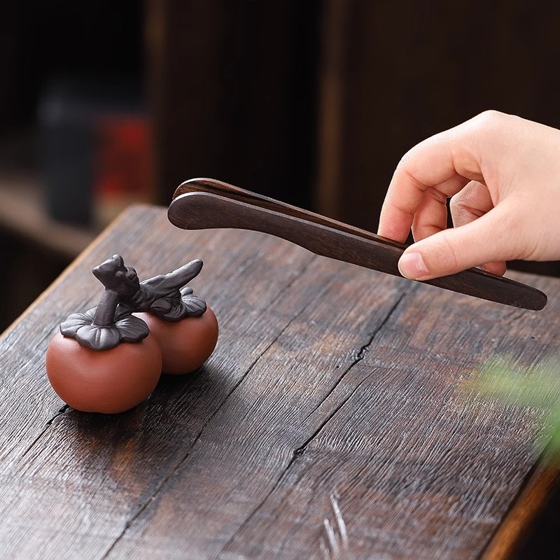 Ornament ceramic pentru ceai – Tea Pet, în formă de persimon, cu capac