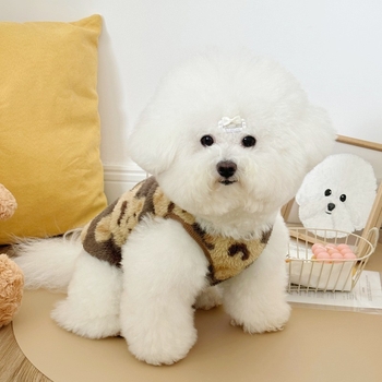 Új, meleg, téli, gyapjúbélésű állatruhák teddy, bichon frise, pomerániai, schnauzer és uszkár számára; póráz használata megengedett.