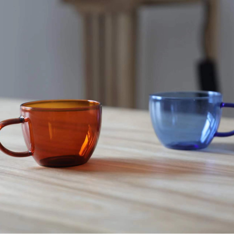 Pahă colorat de sticlă cu mâner, stil INS, rezistent la temperaturi înalte, sticlă borosilicată, design modern minimalist, mare capacitate, pentru uz casnic, cafea sau vin