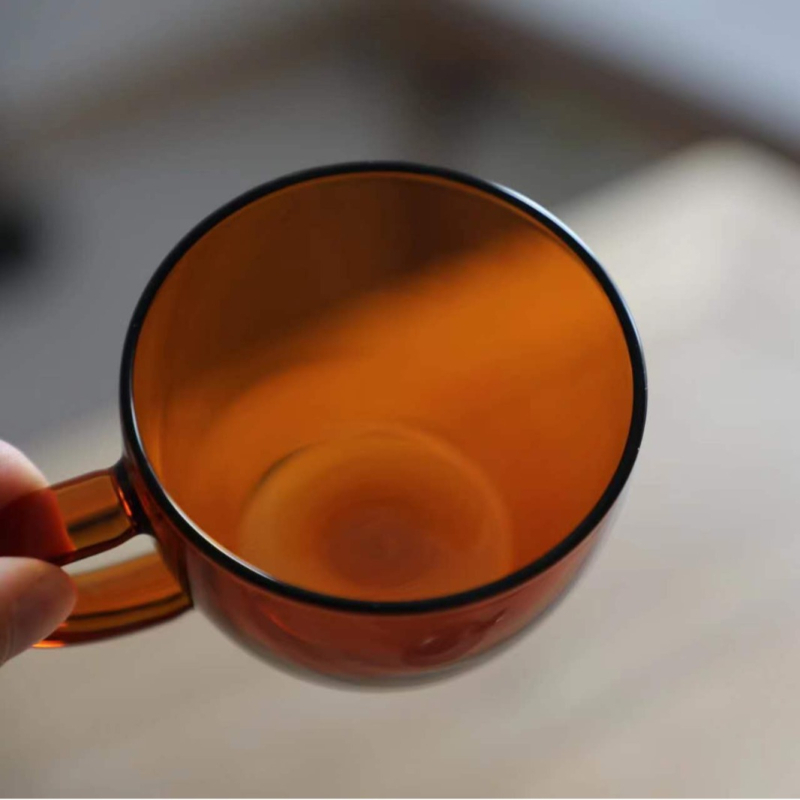 Pahă colorat de sticlă cu mâner, stil INS, rezistent la temperaturi înalte, sticlă borosilicată, design modern minimalist, mare capacitate, pentru uz casnic, cafea sau vin