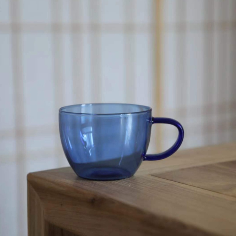 Pahă colorat de sticlă cu mâner, stil INS, rezistent la temperaturi înalte, sticlă borosilicată, design modern minimalist, mare capacitate, pentru uz casnic, cafea sau vin