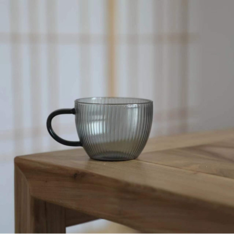 Pahă colorat de sticlă cu mâner, stil INS, rezistent la temperaturi înalte, sticlă borosilicată, design modern minimalist, mare capacitate, pentru uz casnic, cafea sau vin
