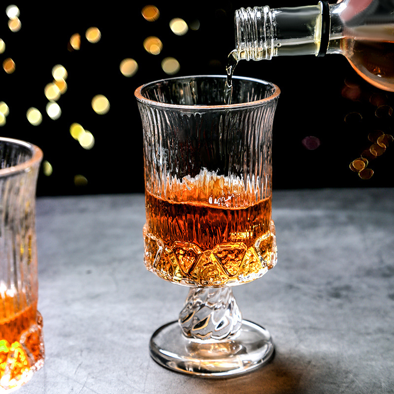 Pahar de sticlă gravat: pahar pentru whisky, pahar de vin roșu și alb, pahar pentru apă, suc și cafea — design creativ