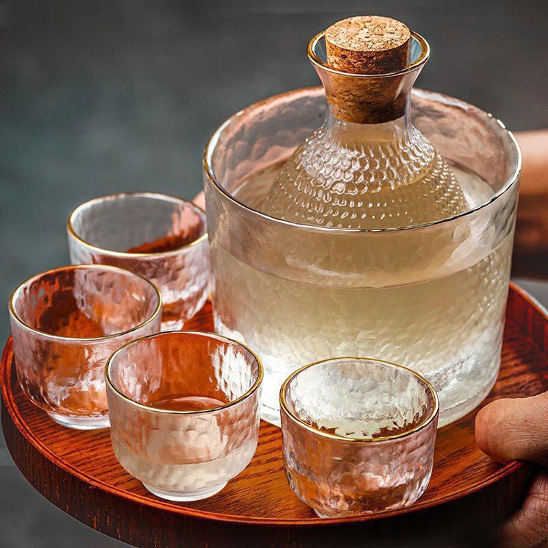Set saké din sticlă, stil japonez, cu textură ciocănită, carafă de saké și patru pahare