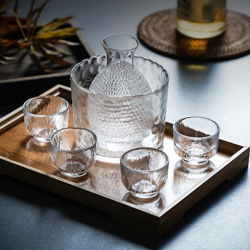 Set saké din sticlă, stil japonez, cu textură ciocănită, carafă de saké și patru pahare