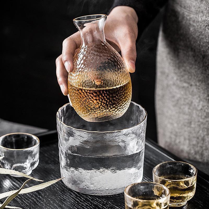 Set saké din sticlă, stil japonez, cu textură ciocănită, carafă de saké și patru pahare