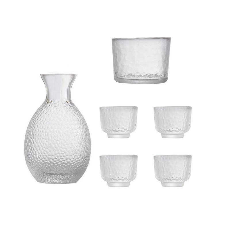 Set saké din sticlă, stil japonez, cu textură ciocănită, carafă de saké și patru pahare