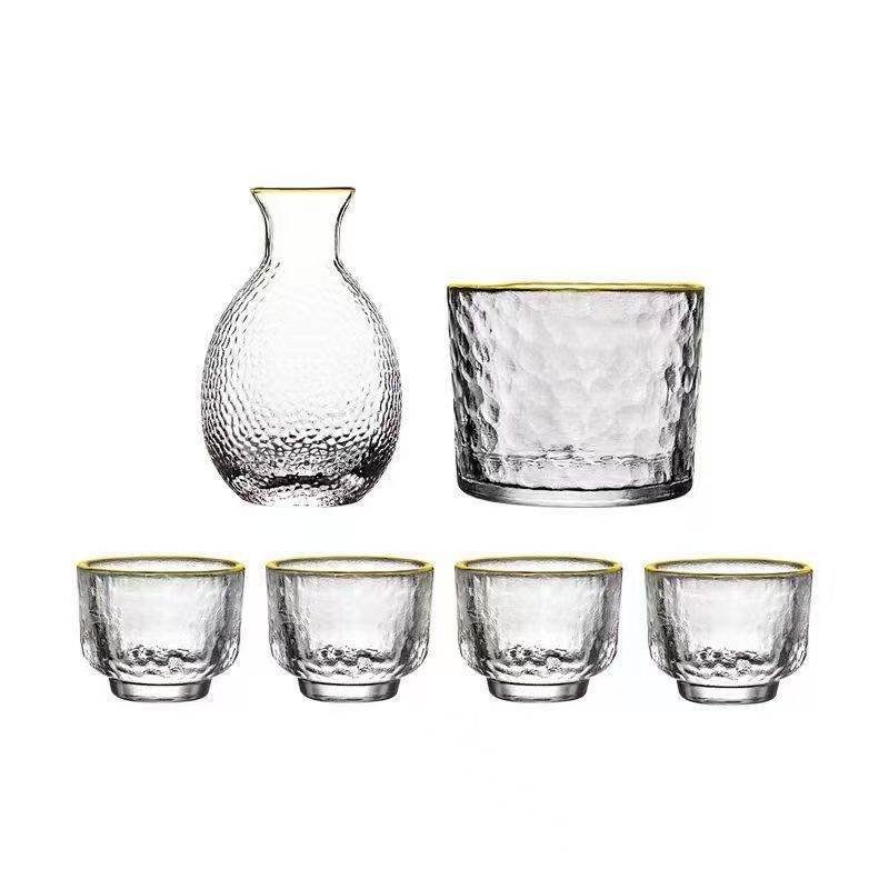 Set saké din sticlă, stil japonez, cu textură ciocănită, carafă de saké și patru pahare