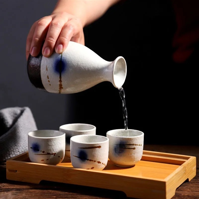 Set japonez din ceramică pentru vin, cu pahare și oală de vin și divizor de turnare, stil antic, culoare sub glazură