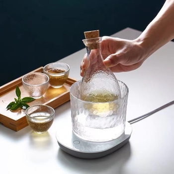 Set japonez din sticlă pentru băuturi, cu pahare de sake, turnător și carafă — 4 pahare într-un suport cilindric, cutie cadou cu prune