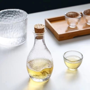 Set japonez din sticlă pentru băuturi, cu pahare de sake, turnător și carafă — 4 pahare într-un suport cilindric, cutie cadou cu prune