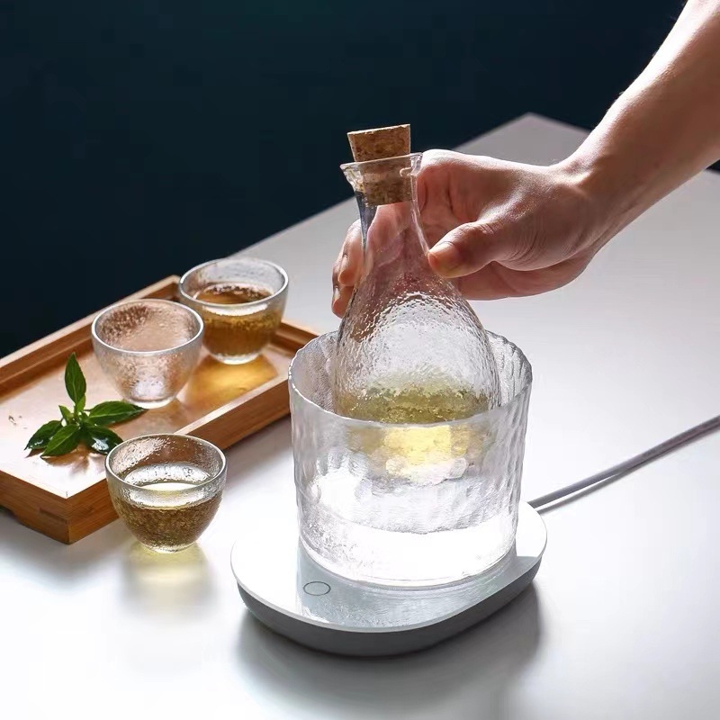 Set japonez din sticlă pentru băuturi, cu pahare de sake, turnător și carafă — 4 pahare într-un suport cilindric, cutie cadou cu prune