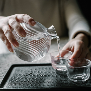 Set de sake din sticlă, stil japonez, dungi verticale, transparent cu margine aurie — 1 carafă de sake și 4 pahare
