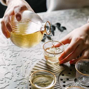 Set de sake din sticlă, stil japonez, dungi verticale, transparent cu margine aurie — 1 carafă de sake și 4 pahare
