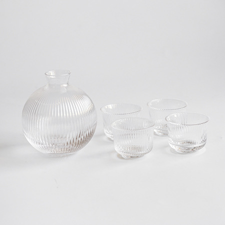Set de sake din sticlă, stil japonez, dungi verticale, transparent cu margine aurie — 1 carafă de sake și 4 pahare