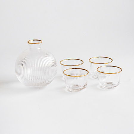 Set de sake din sticlă, stil japonez, dungi verticale, transparent cu margine aurie — 1 carafă de sake și 4 pahare