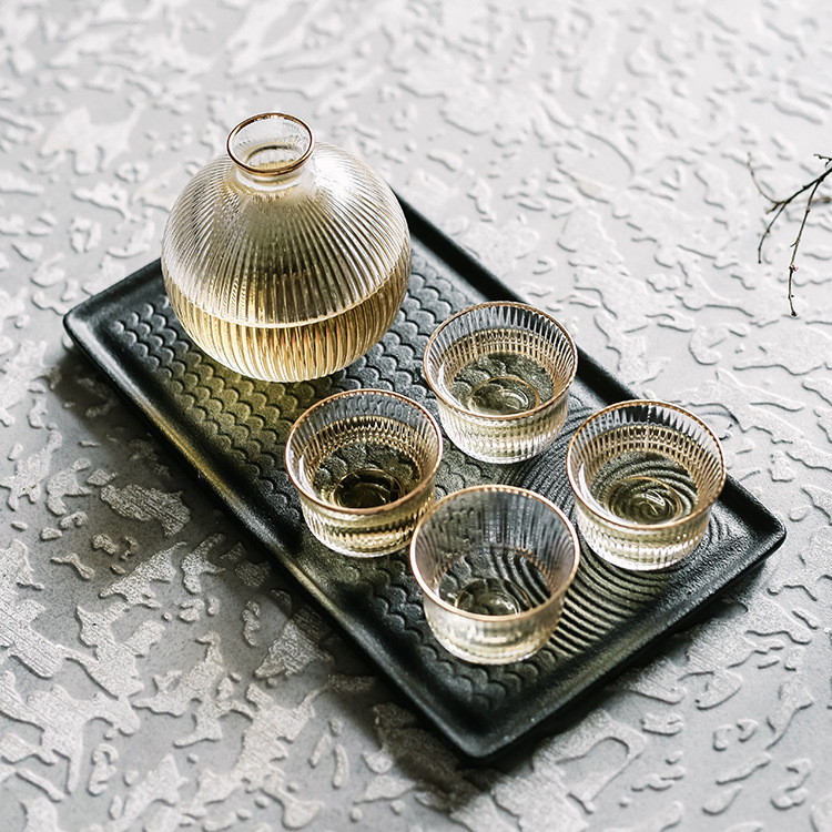 Set de sake din sticlă, stil japonez, dungi verticale, transparent cu margine aurie — 1 carafă de sake și 4 pahare