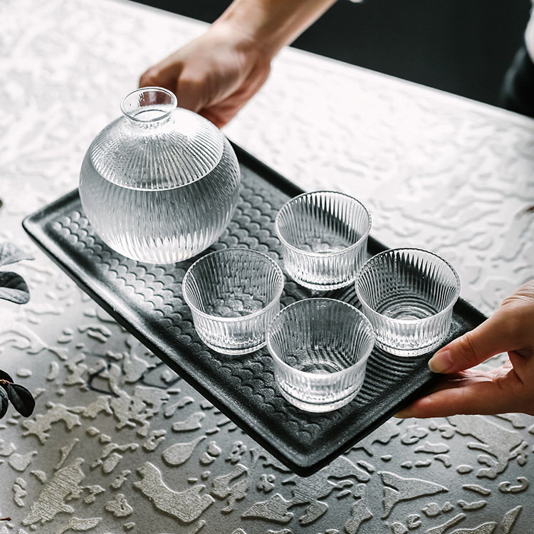 Set de sake din sticlă, stil japonez, dungi verticale, transparent cu margine aurie — 1 carafă de sake și 4 pahare