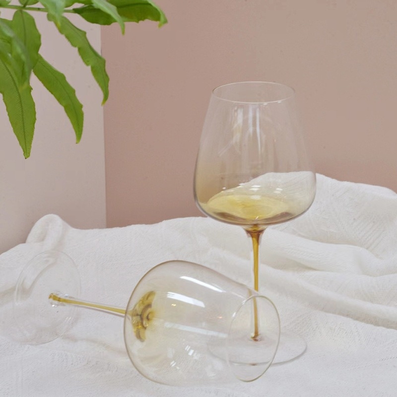 Pahar de vin roșu din sticlă cristal, design minimalist modern, capacitate 401–500 ml.