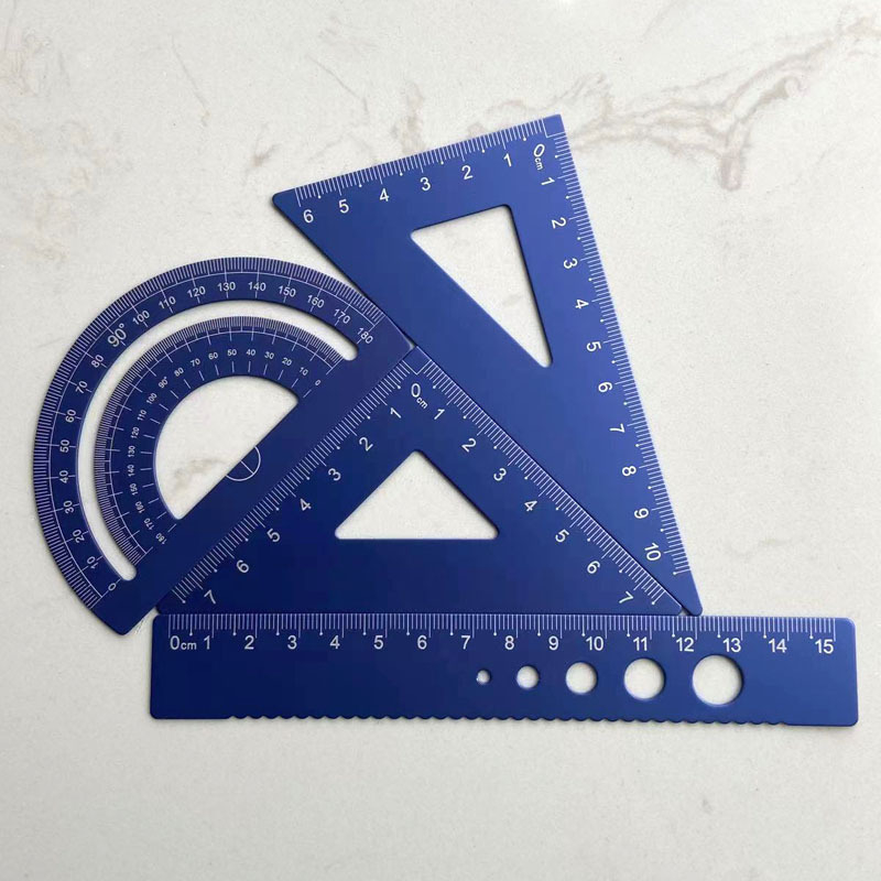 Laserski graviran aluminijski četverodijelni set ravnala s trokutnim ravnalima (dužine 15 cm i 20 cm)