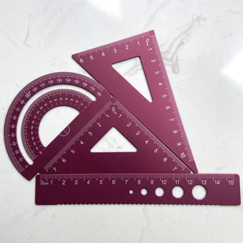 Laserski graviran aluminijski četverodijelni set ravnala s trokutnim ravnalima (dužine 15 cm i 20 cm)