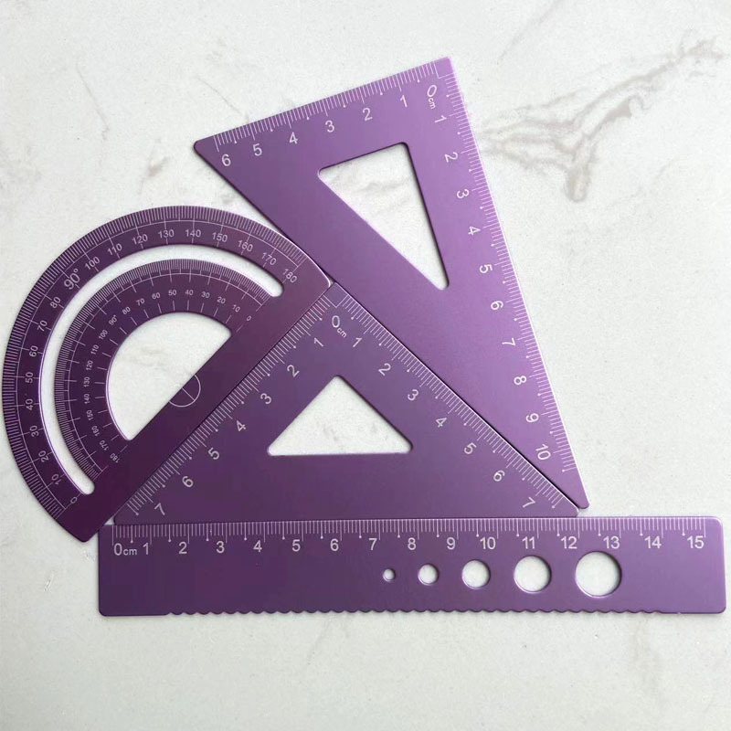 Laserski graviran aluminijski četverodijelni set ravnala s trokutnim ravnalima (dužine 15 cm i 20 cm)
