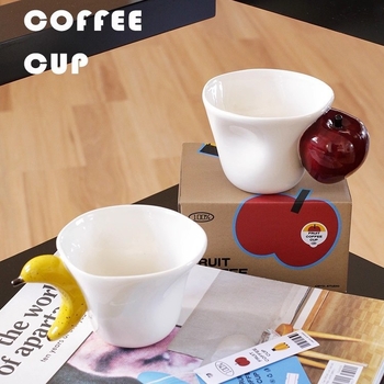 Cani ceramice pictate manual pentru cuplu, design banană și măr