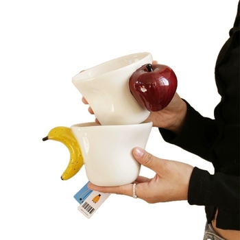 Cani ceramice pictate manual pentru cuplu, design banană și măr