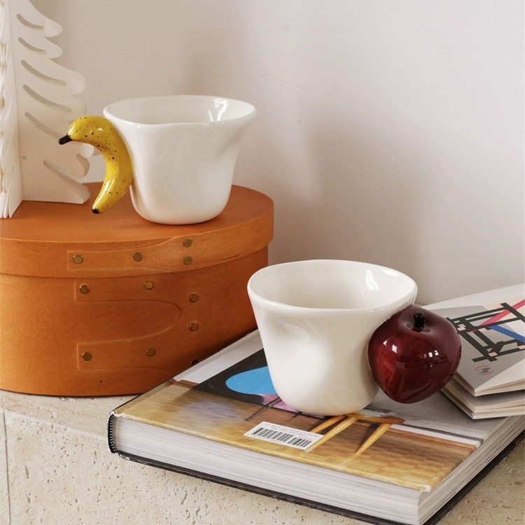 Cani ceramice pictate manual pentru cuplu, design banană și măr