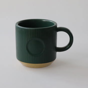 Ceașcă ceramică pentru cafea, verde închis, cu dungi verticale și emblemă din cupru a zeiței