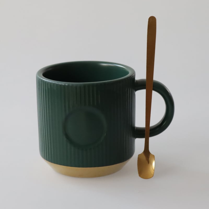 Ceașcă ceramică pentru cafea, verde închis, cu dungi verticale și emblemă din cupru a zeiței