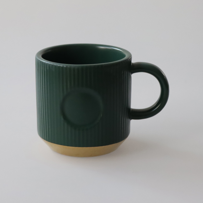 Ceașcă ceramică pentru cafea, verde închis, cu dungi verticale și emblemă din cupru a zeiței