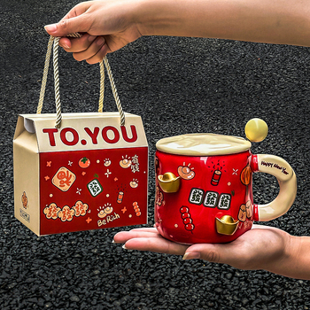 Cană ceramică roșie cu capac, magnetică – cadou pentru prietene, suvenir de birou
