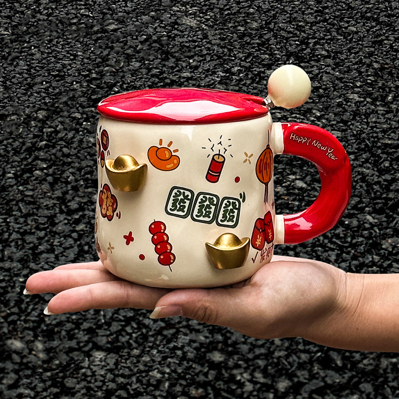 Cană ceramică roșie cu capac, magnetică – cadou pentru prietene, suvenir de birou