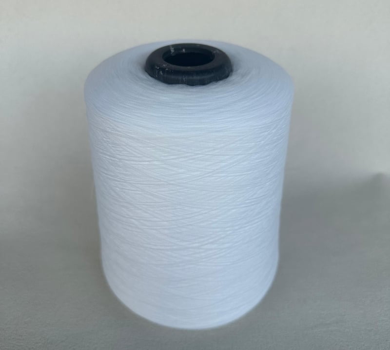 Good Leaves fir poliester pentru overlock, 150D, cu elasticitate redusă, bobină mare 500 g, negru și alb