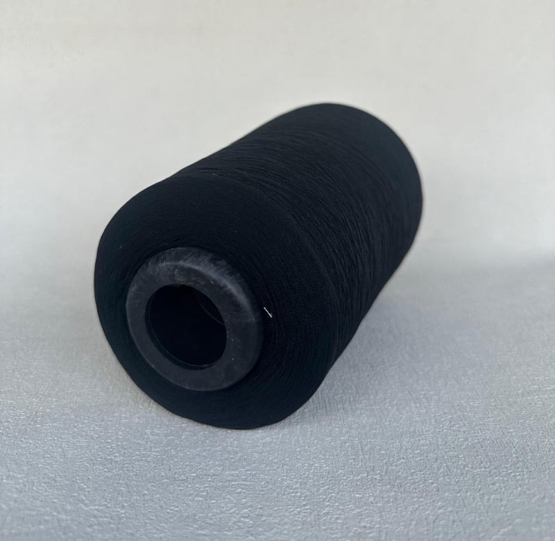 Good Leaves fir poliester pentru overlock, 150D, cu elasticitate redusă, bobină mare 500 g, negru și alb