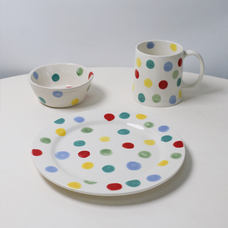 Set ceramic pictat manual: cană, farfurie și bol de orez cu buline colorate – veselă de bucătărie pentru cupluri