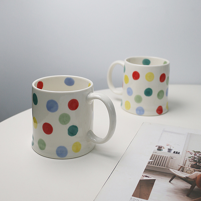 Set ceramic pictat manual: cană, farfurie și bol de orez cu buline colorate – veselă de bucătărie pentru cupluri