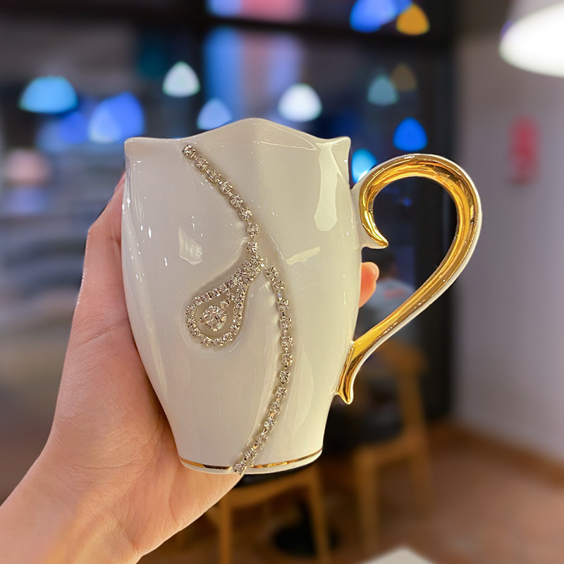 Ceașcă ceramică europeană, lux ușor, pictură manuală cu detalii aurii, pereche de căni cu lanț din diamante într-un set cadou, cadou de afaceri