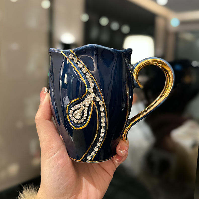 Ceașcă ceramică europeană, lux ușor, pictură manuală cu detalii aurii, pereche de căni cu lanț din diamante într-un set cadou, cadou de afaceri