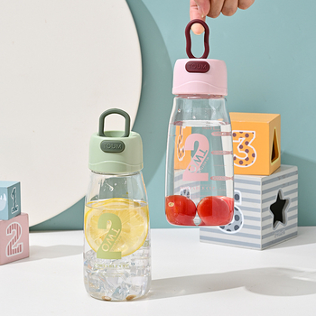 Sticlă de plastic cu mâner și strecurător, design spațial, pentru elevi