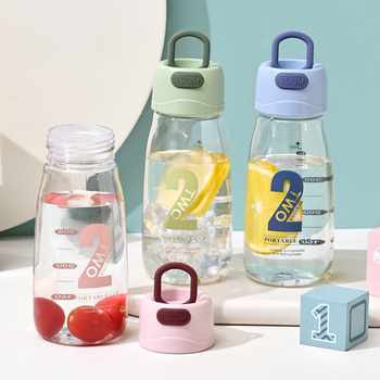 Sticlă de plastic cu mâner și strecurător, design spațial, pentru elevi