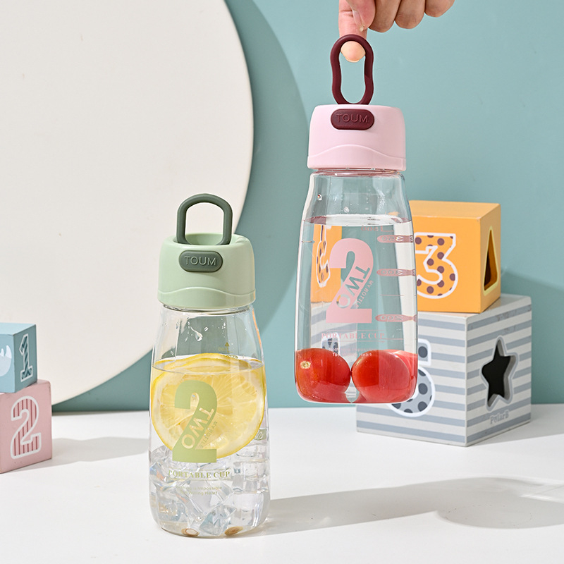 Sticlă de plastic cu mâner și strecurător, design spațial, pentru elevi