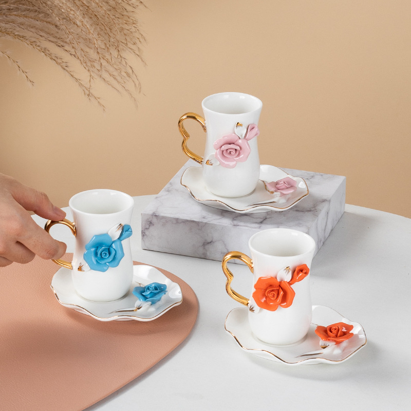 Ceasca ceramica roză pentru cafea cu farfurie