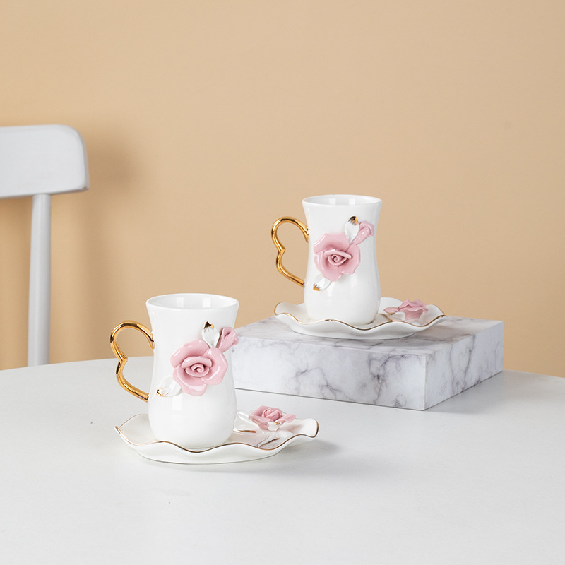 Ceasca ceramica roză pentru cafea cu farfurie