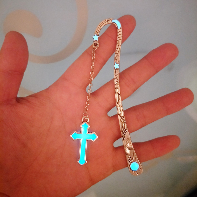 Semn de carte metalic luminos în formă de cruce, cu motive Soare, Lună și Stele — stil retro, dantelă fluorescentă